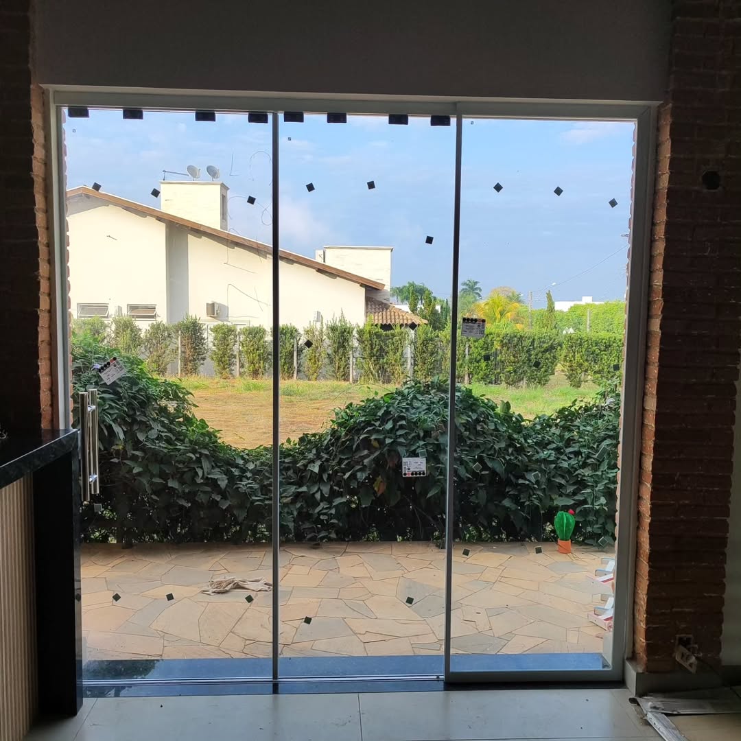 Porta de garagem automatizada - Projeto Vidrocenter